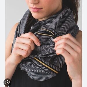 Women’s lululemon gray stripped tonka infinity scarf